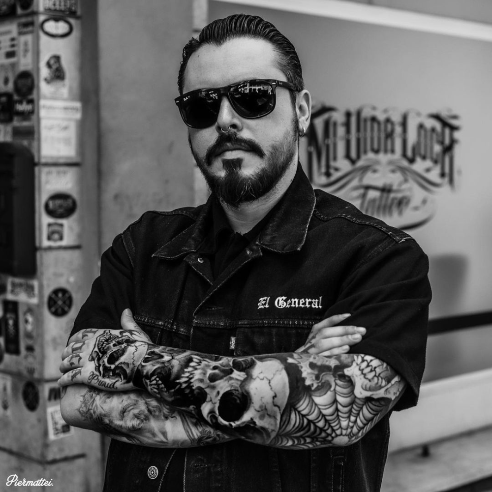 tatuatore Adriano dello studio di tatuaggi Mi Vida Loca a Roma