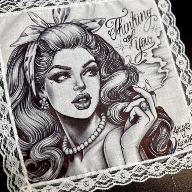 Paños chicanos: arte, storia e significato Disegno chicano su paño con donna pin-up e scritta Thinking of You. Opera di Adriano El General