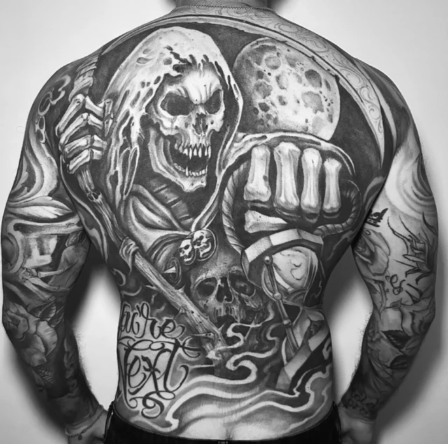 Tatuaggio black and grey sulla schiena con la Morte e clessidra, opera chicana di Adriano El General.