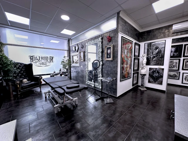Postazioni professionali e atmosfera autentica Postazioni di lavoro del Mi Vida Loca Tattoo Studio a Roma, curate nei dettagli per offrire professionalità, privacy e rispetto della tradizione Chicana.