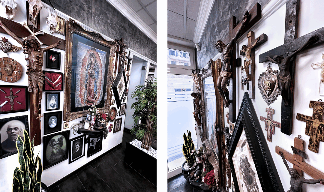 Mi Vida Loca Tattoo Studio Parete artistica del Mi Vida Loca Tattoo Studio con crocifissi e opere originali, simbolo della cultura Chicana e della filosofia dello studio.